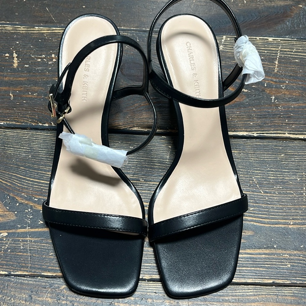 CHARLES & KEITH SQUARE TOE HEELS BLACK/GOLD - 6.5